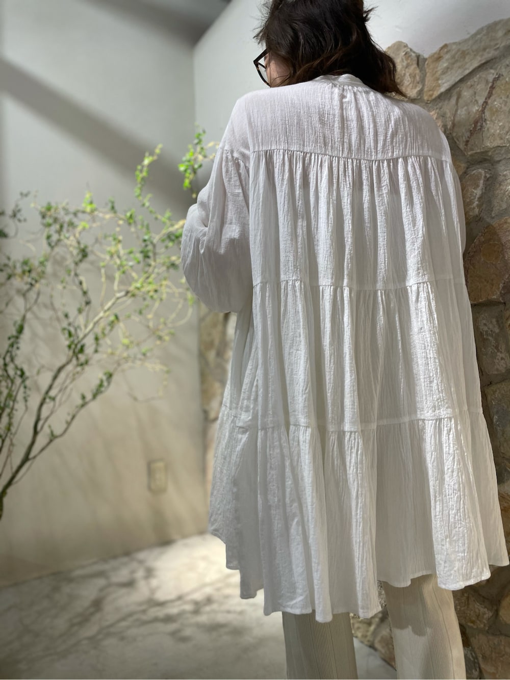 ホワイト系のサンダル、ホワイト系のその他パンツ、ホワイト系のワンピースを着用したレディースの春コーディネートの4枚目の写真