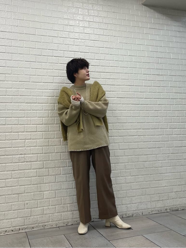 ブラウン系のその他パンツ、ベージュ系のニット/セーター、ホワイト系のネックレスを着用したレディースの冬コーディネートの2枚目の写真