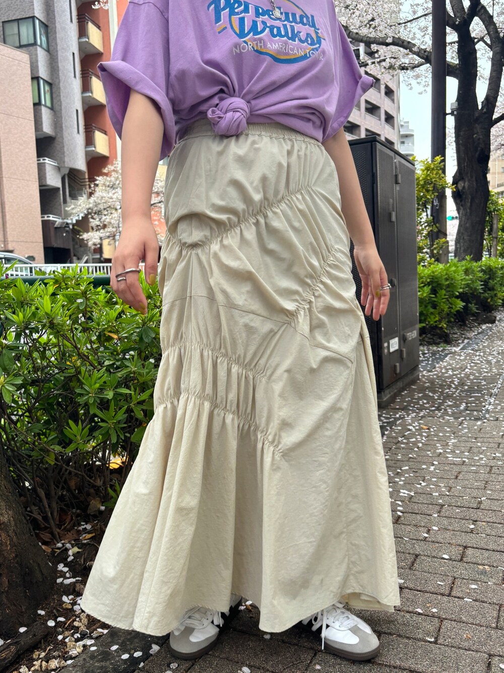 パープル系のTシャツ/カットソー、ホワイト系のスカートを着用したレディースの春コーディネートの4枚目の写真