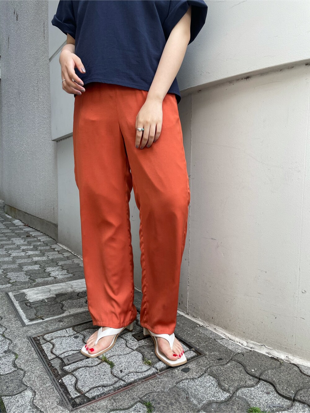 ブルー系のTシャツ/カットソー、オレンジ系のその他パンツ、イエロー系のストール/ショールを着用したレディースの春コーディネートの5枚目の写真