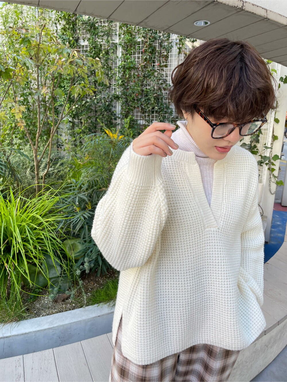 ブルー系のデニムジャケット、ホワイト系のニット/セーター、ブラウン系のその他パンツを着用したレディースの秋コーディネートの3枚目の写真