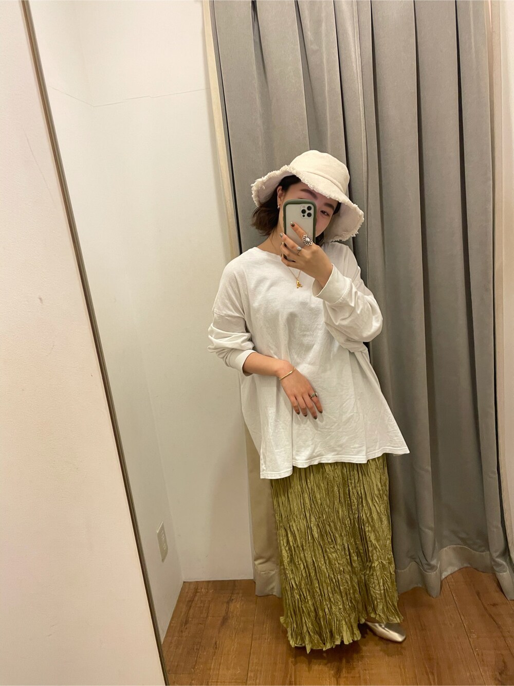 ホワイト系のTシャツ/カットソー、グリーン系のスカートを着用したレディースの冬コーディネートの4枚目の写真