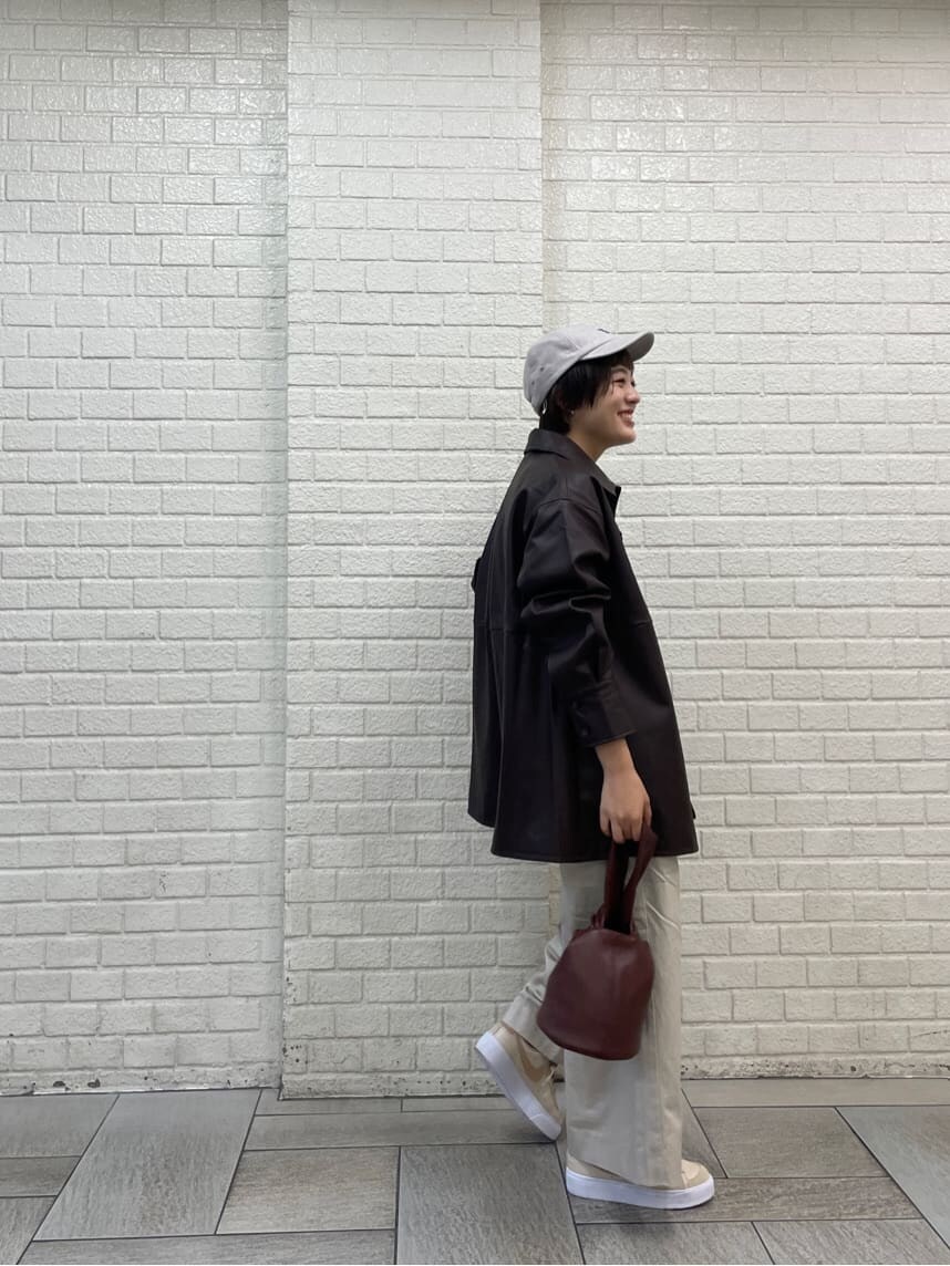 ホワイト系のニット/セーター、ブラウン系のハンドバッグ、ホワイト系のその他パンツを着用したレディースの秋コーディネートの2枚目の写真