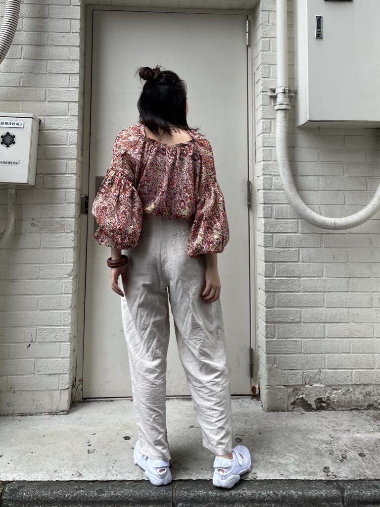 ホワイト系のシャツ/ブラウス、ホワイト系のその他パンツを着用したレディースの夏コーディネートの2枚目の写真