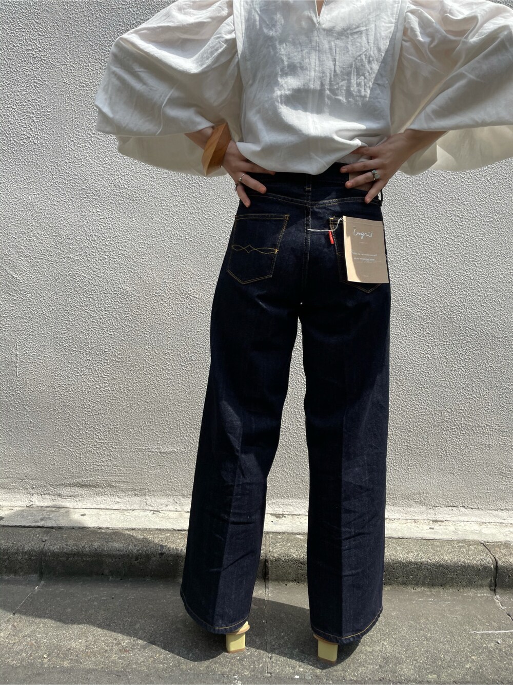 ホワイト系のシャツ/ブラウス、ブルー系のデニムパンツ、ベージュ系のバングル/リストバンドを着用したレディースの春コーディネートの5枚目の写真