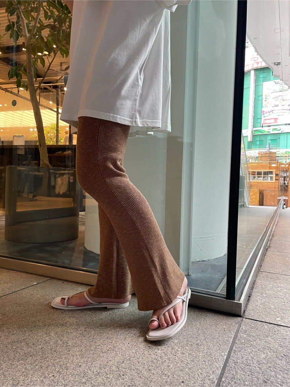 ブラウン系のその他パンツ、ホワイト系のTシャツ/カットソーを着用したレディースの夏コーディネートの7枚目の写真