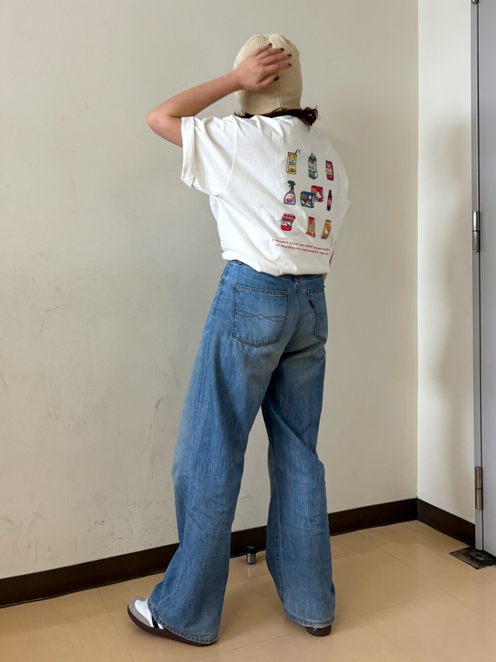 ホワイト系のTシャツ/カットソー、ブルー系のデニムパンツを着用したレディースの春コーディネートの3枚目の写真