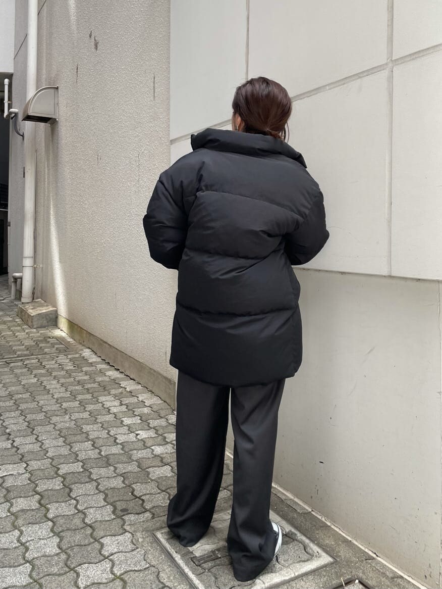 ピンク系のその他パンツ、ホワイト系のTシャツ/カットソー、ブラック系のダウンジャケット/コートを着用したレディースの夏コーディネートの7枚目の写真