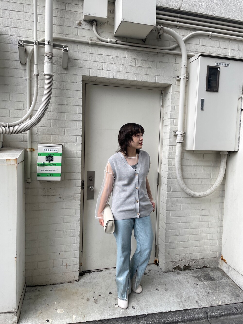 ブルー系のデニムパンツ、シルバー系のベスト、ホワイト系のTシャツ/カットソーを着用したレディースの夏コーディネートの2枚目の写真