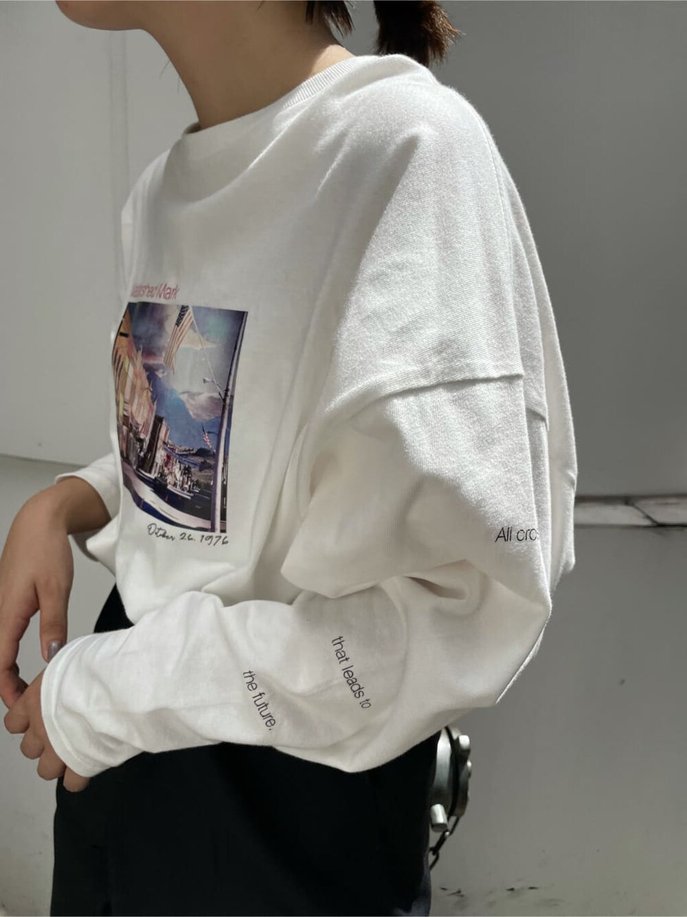 ピンク系のその他パンツ、ホワイト系のTシャツ/カットソー、ブラック系のダウンジャケット/コートを着用したレディースの夏コーディネートの3枚目の写真