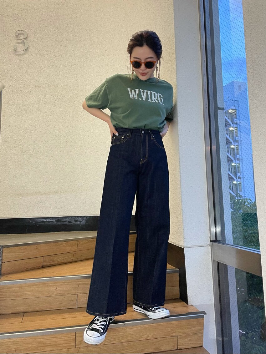 グリーン系のTシャツ/カットソー、ブルー系のデニムパンツ、ブラウン系のピアス（両耳用）を着用したレディースの春コーディネートの3枚目の写真