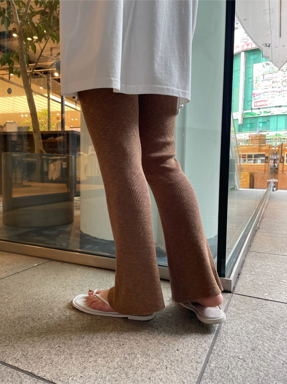 ブラウン系のその他パンツ、ホワイト系のTシャツ/カットソーを着用したレディースの夏コーディネートの8枚目の写真