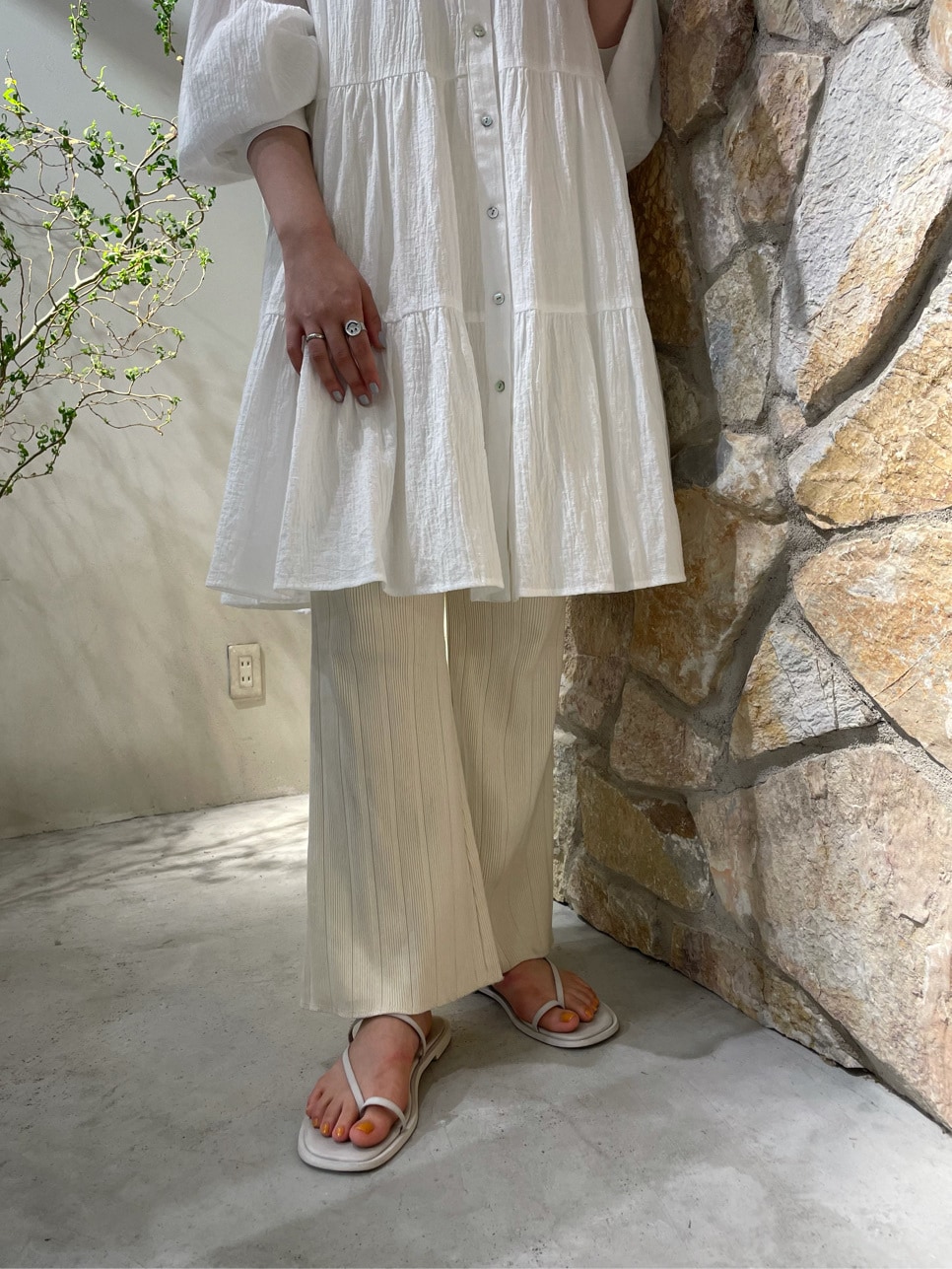 ホワイト系のサンダル、ホワイト系のその他パンツ、ホワイト系のワンピースを着用したレディースの春コーディネートの2枚目の写真