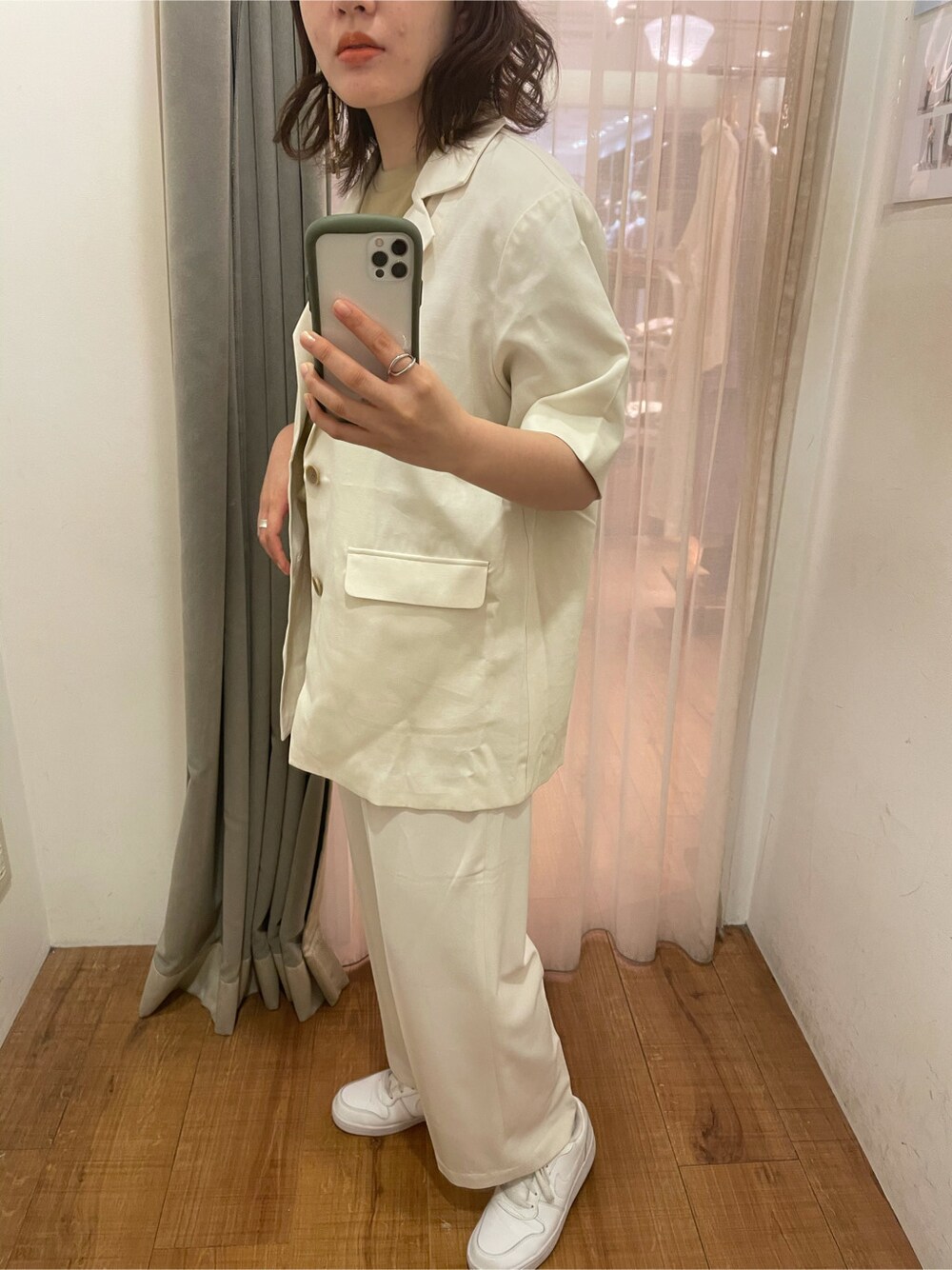 ホワイト系のその他パンツ、ホワイト系のテーラードジャケット、ブラウン系のピアス（両耳用）を着用したレディースの春コーディネートの2枚目の写真