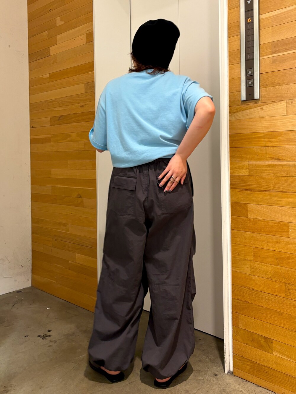 ブルー系のTシャツ/カットソー、グレー系のその他パンツ、ブラック系のサンダルを着用したレディースの春コーディネートの4枚目の写真