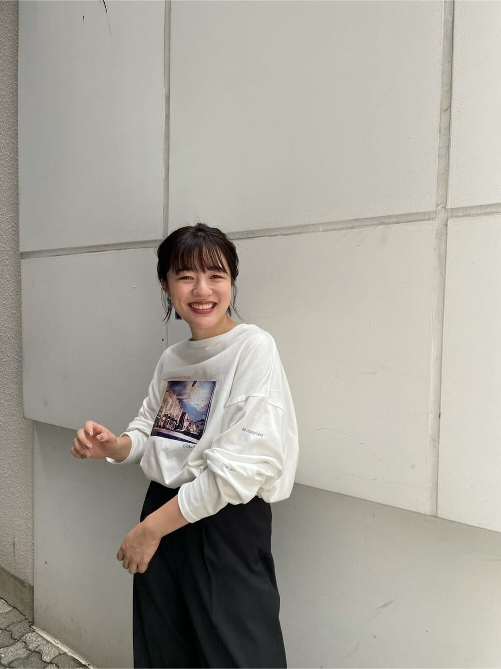 ピンク系のその他パンツ、ホワイト系のTシャツ/カットソー、ブラック系のダウンジャケット/コートを着用したレディースの夏コーディネートの2枚目の写真