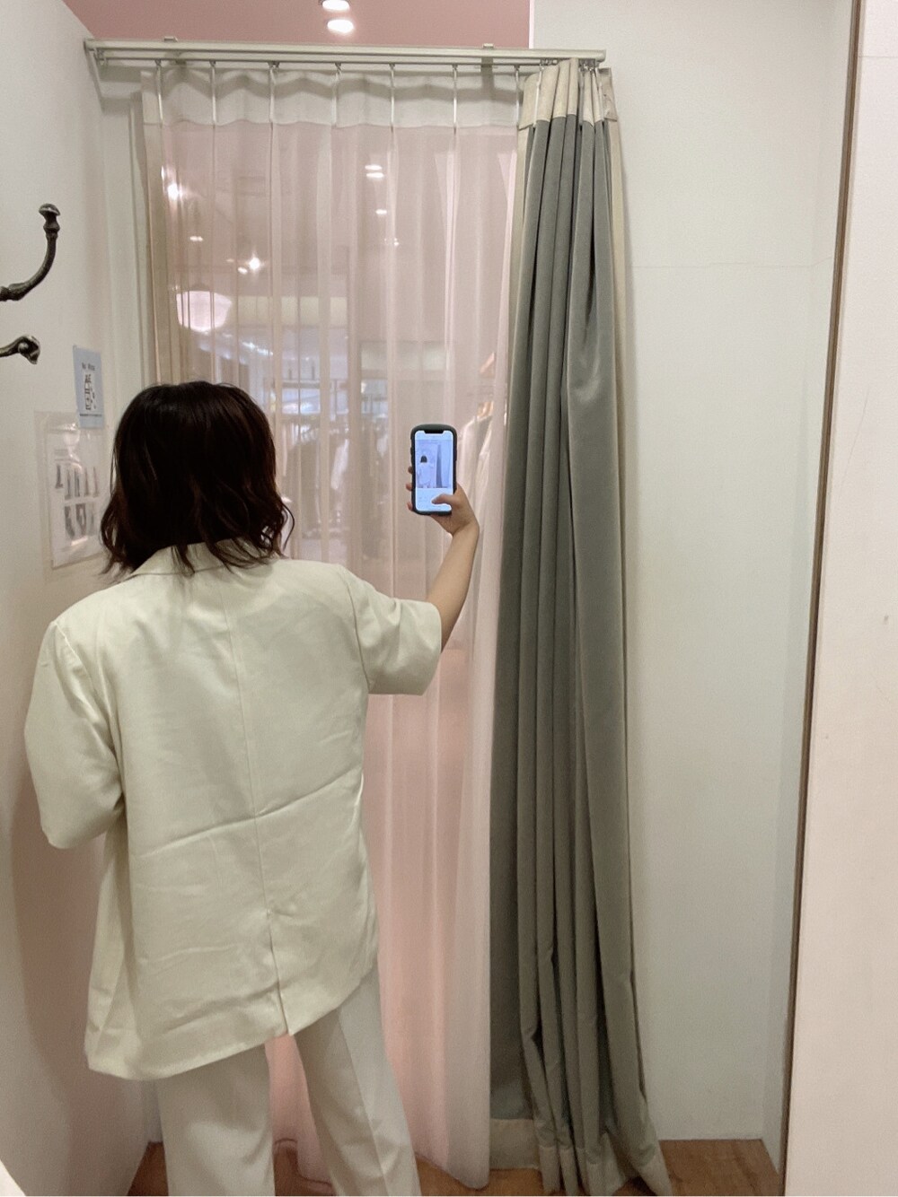 ホワイト系のその他パンツ、ホワイト系のテーラードジャケット、ブラウン系のピアス（両耳用）を着用したレディースの春コーディネートの3枚目の写真