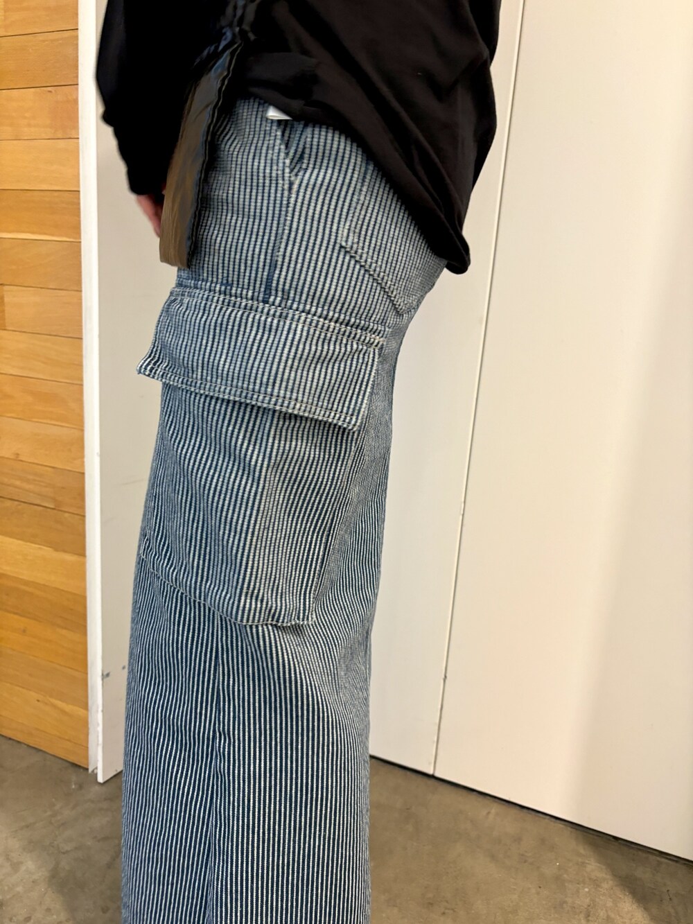 ブラック系のTシャツ/カットソー、その他のデニムスカートを着用したレディースの春コーディネートの5枚目の写真