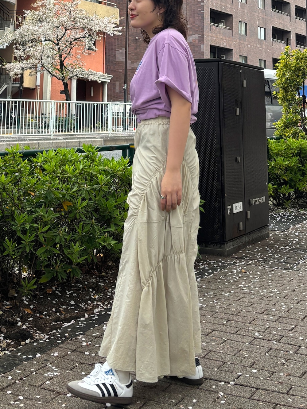 パープル系のTシャツ/カットソー、ホワイト系のスカートを着用したレディースの春コーディネートの2枚目の写真