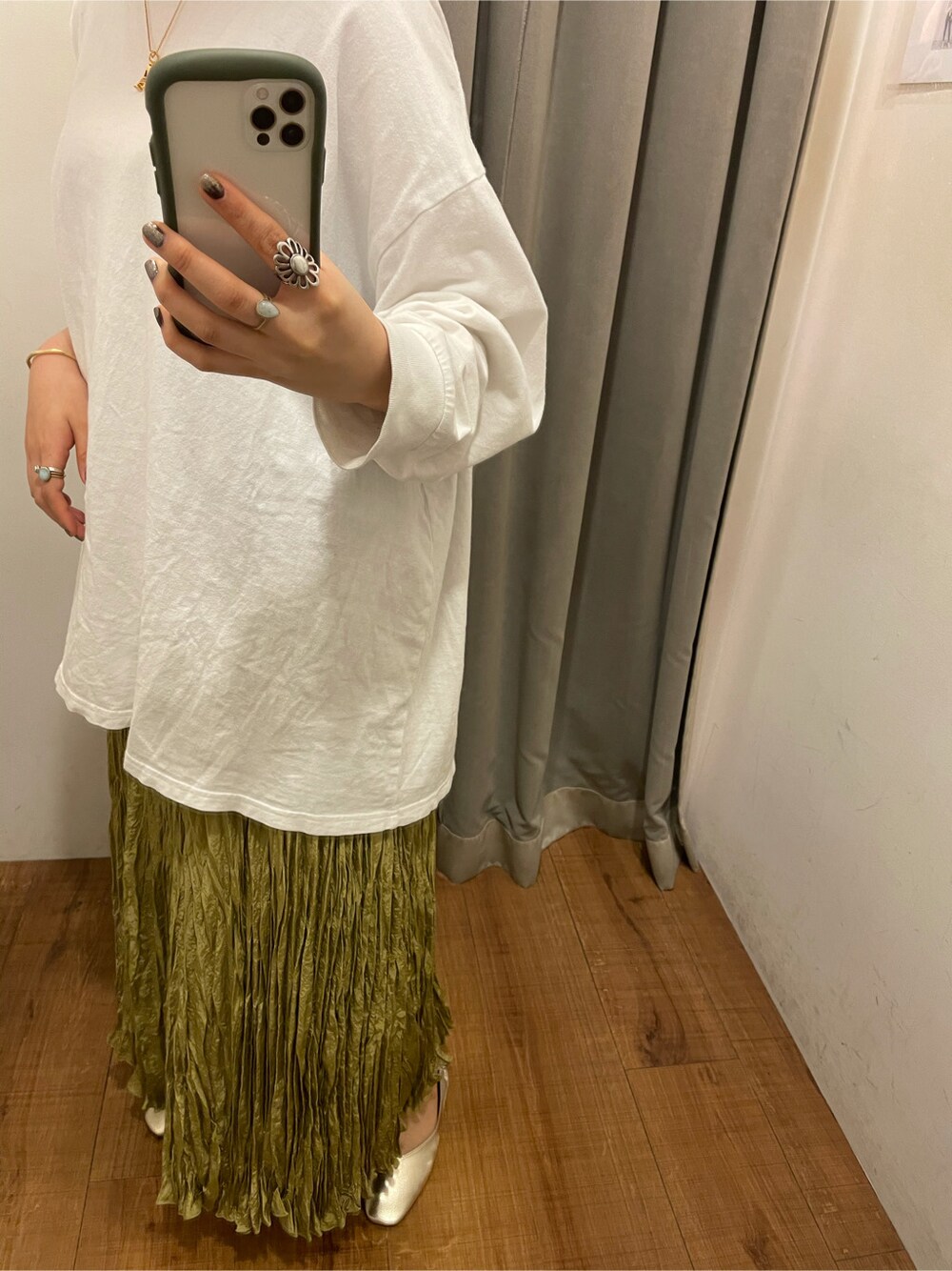 ホワイト系のTシャツ/カットソー、グリーン系のスカートを着用したレディースの冬コーディネートの3枚目の写真