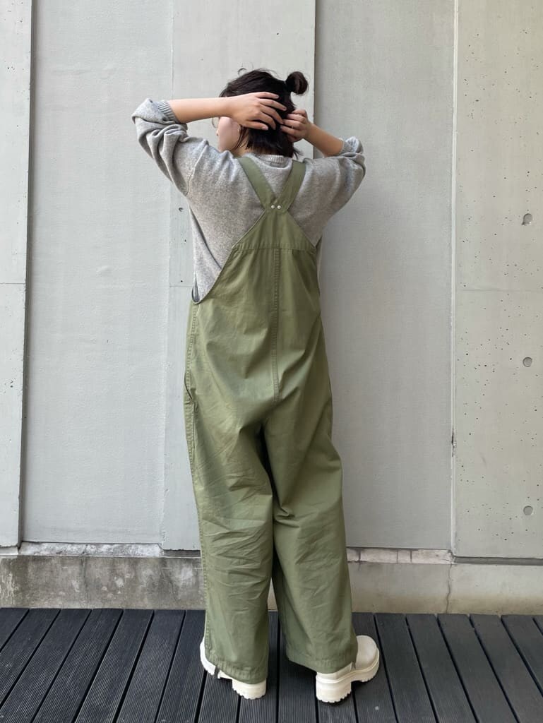 ホワイト系のブルゾン、ベージュ系のつなぎ/オールインワン、ホワイト系のブーツを着用したレディースの夏コーディネートの5枚目の写真