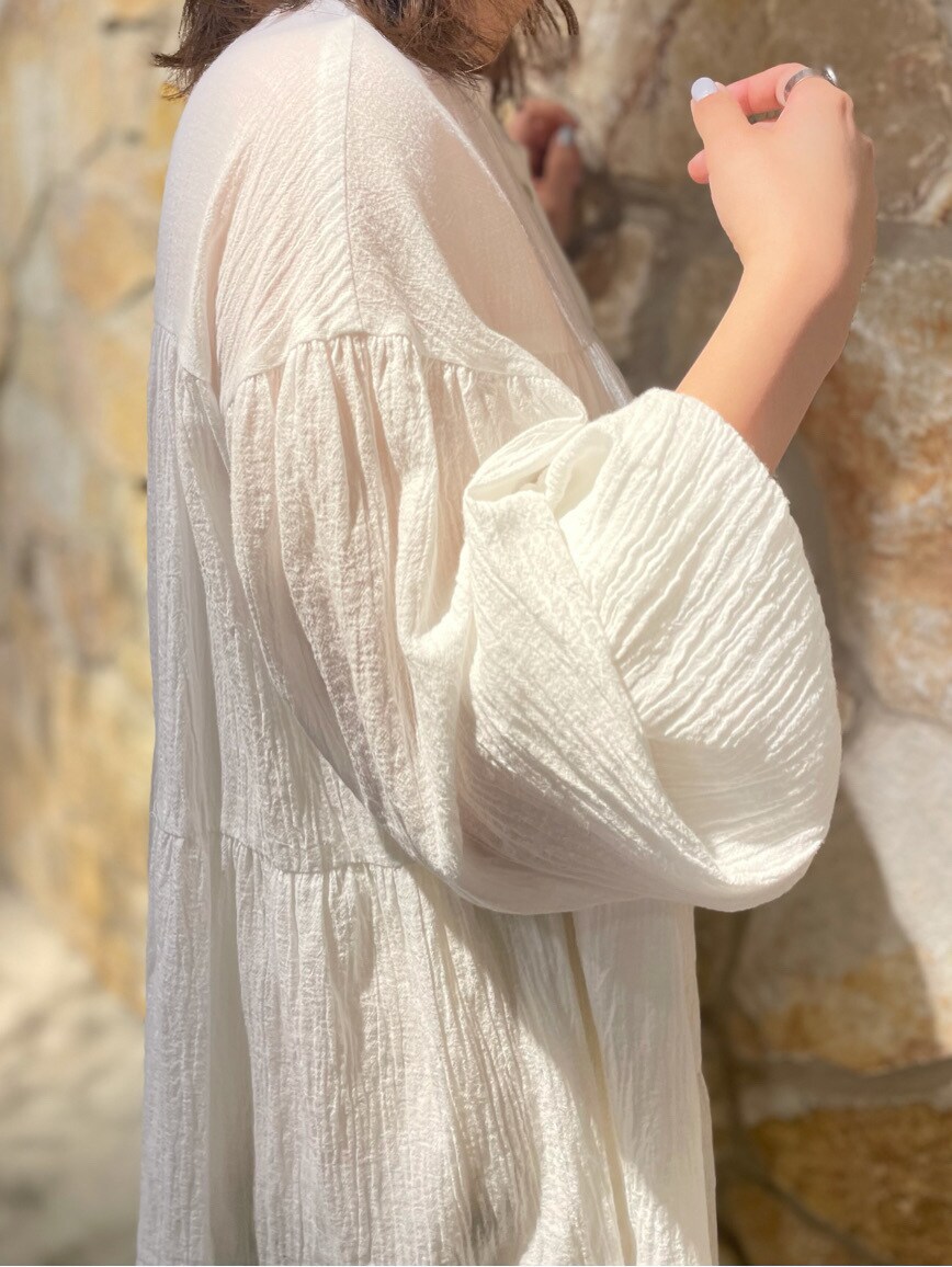 ホワイト系のサンダル、ホワイト系のその他パンツ、ホワイト系のワンピースを着用したレディースの春コーディネートの5枚目の写真