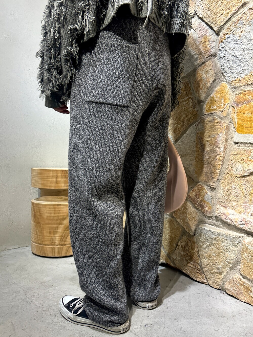 グレー系のニット/セーター、グレー系のその他パンツ、ピンク系のハンドバッグを着用したレディースの秋コーディネートの7枚目の写真