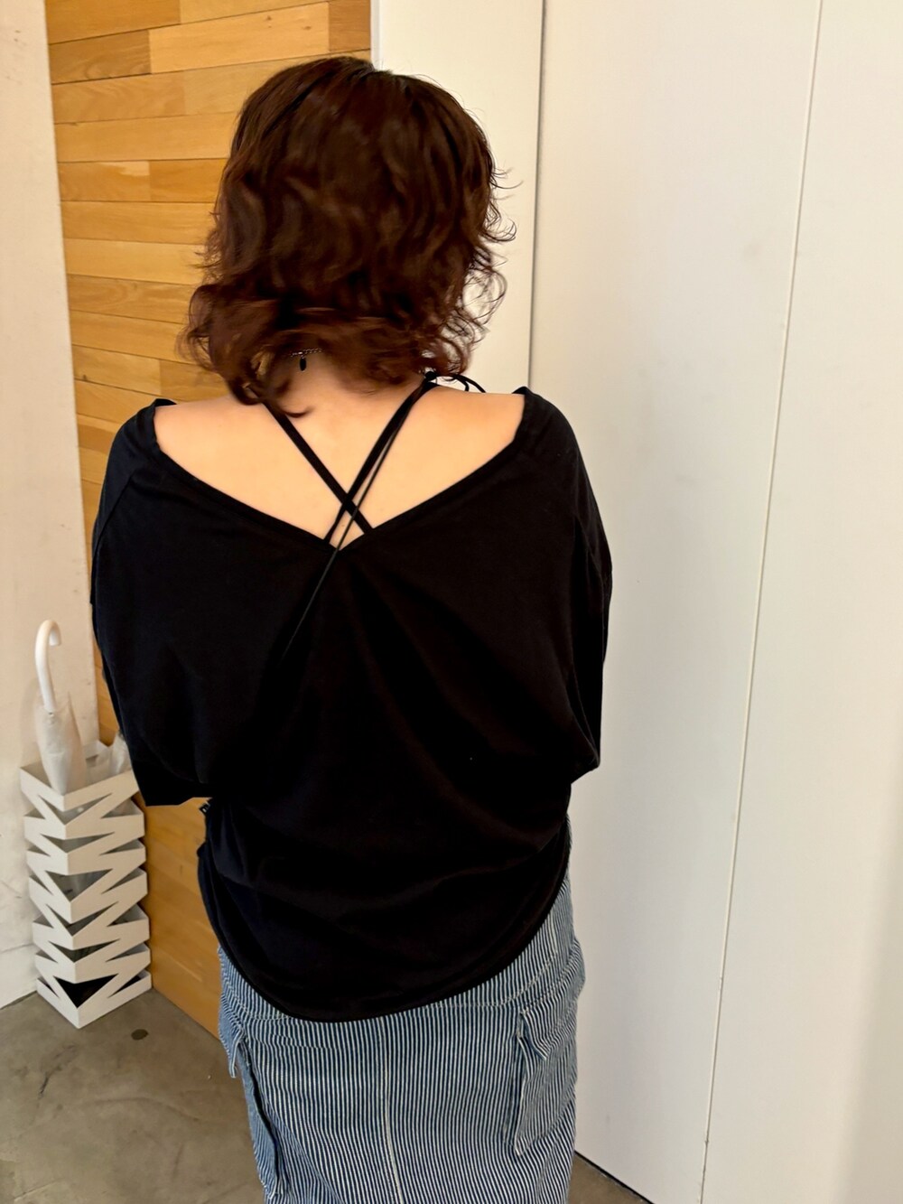 ブラック系のTシャツ/カットソー、その他のデニムスカートを着用したレディースの春コーディネートの4枚目の写真