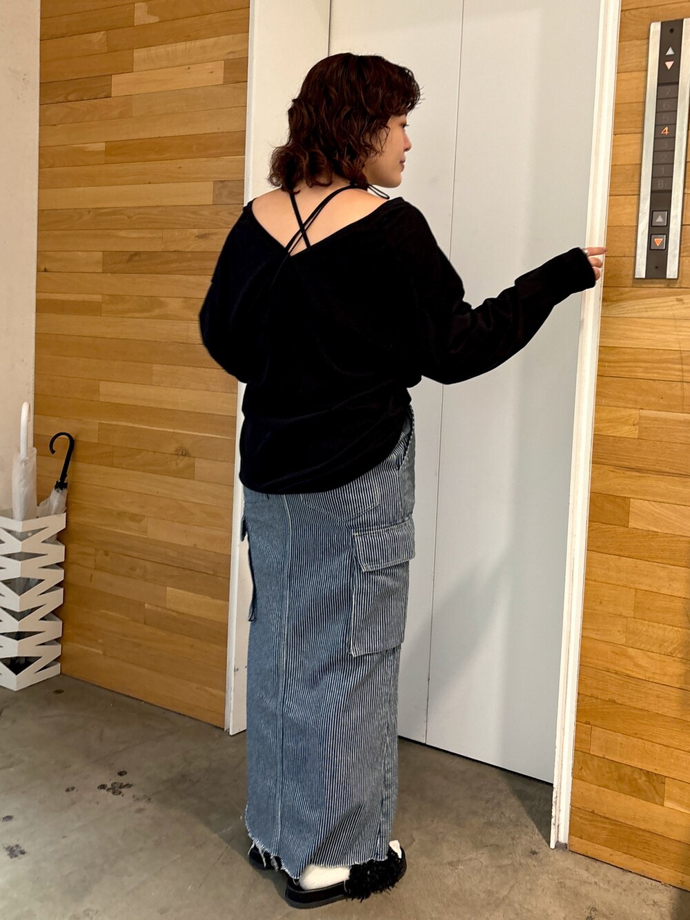 ブラック系のTシャツ/カットソー、その他のデニムスカートを着用したレディースの春コーディネートの2枚目の写真