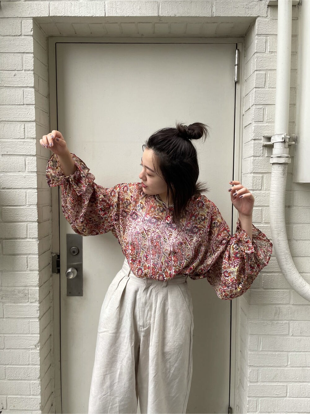 ホワイト系のシャツ/ブラウス、ホワイト系のその他パンツを着用したレディースの夏コーディネートの4枚目の写真