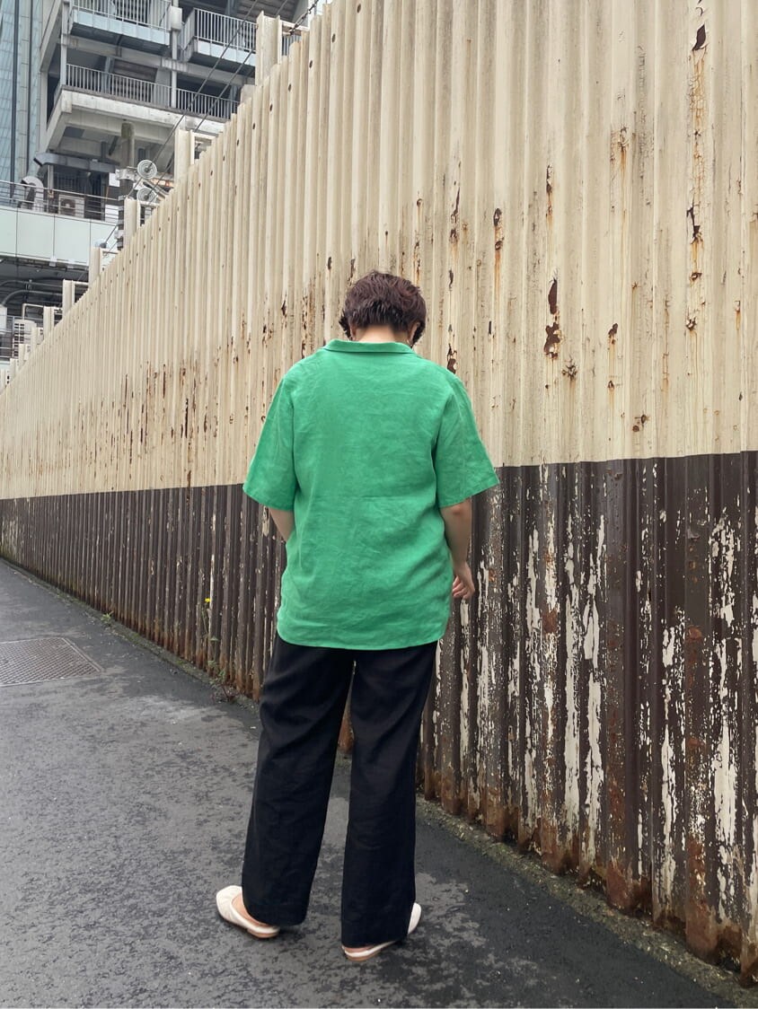 ブラック系のその他パンツ、グリーン系のシャツ/ブラウス、グレー系のサングラスを着用したレディースの春コーディネートの2枚目の写真