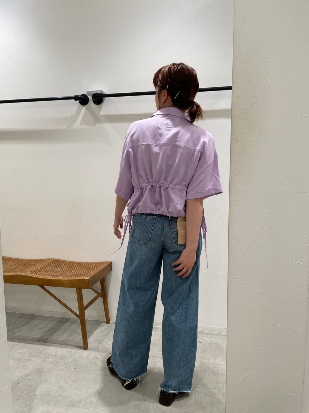 パープル系のシャツ/ブラウス、ブルー系のデニムパンツを着用したレディースの春コーディネートの5枚目の写真