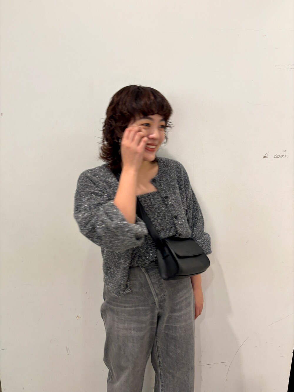 ブラック系のデニムパンツ、ブラック系のニット/セーターを着用したレディースの冬コーディネートの2枚目の写真