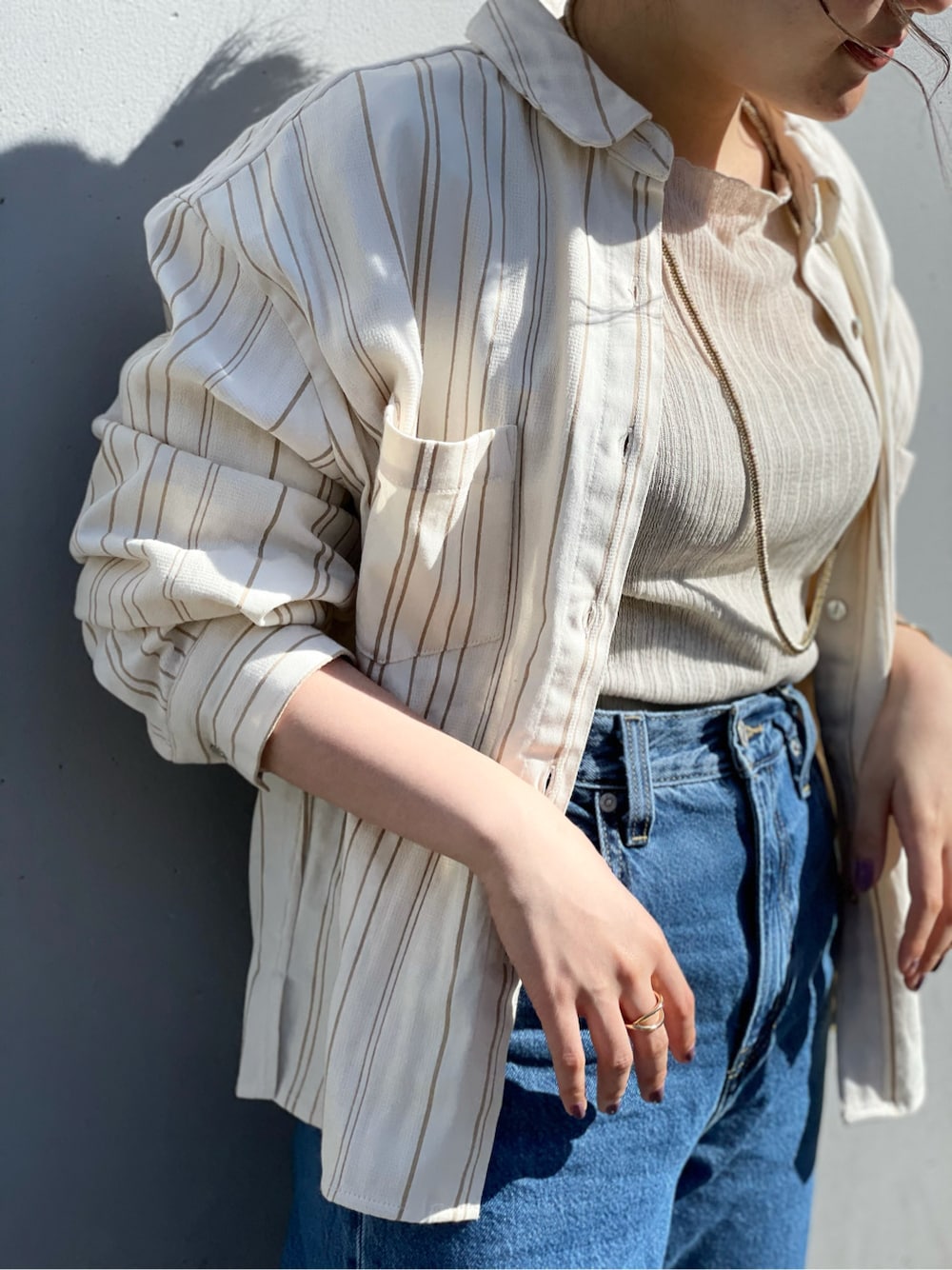 ホワイト系のシャツ/ブラウス、ホワイト系のニット/セーターを着用したレディースの冬コーディネートの2枚目の写真
