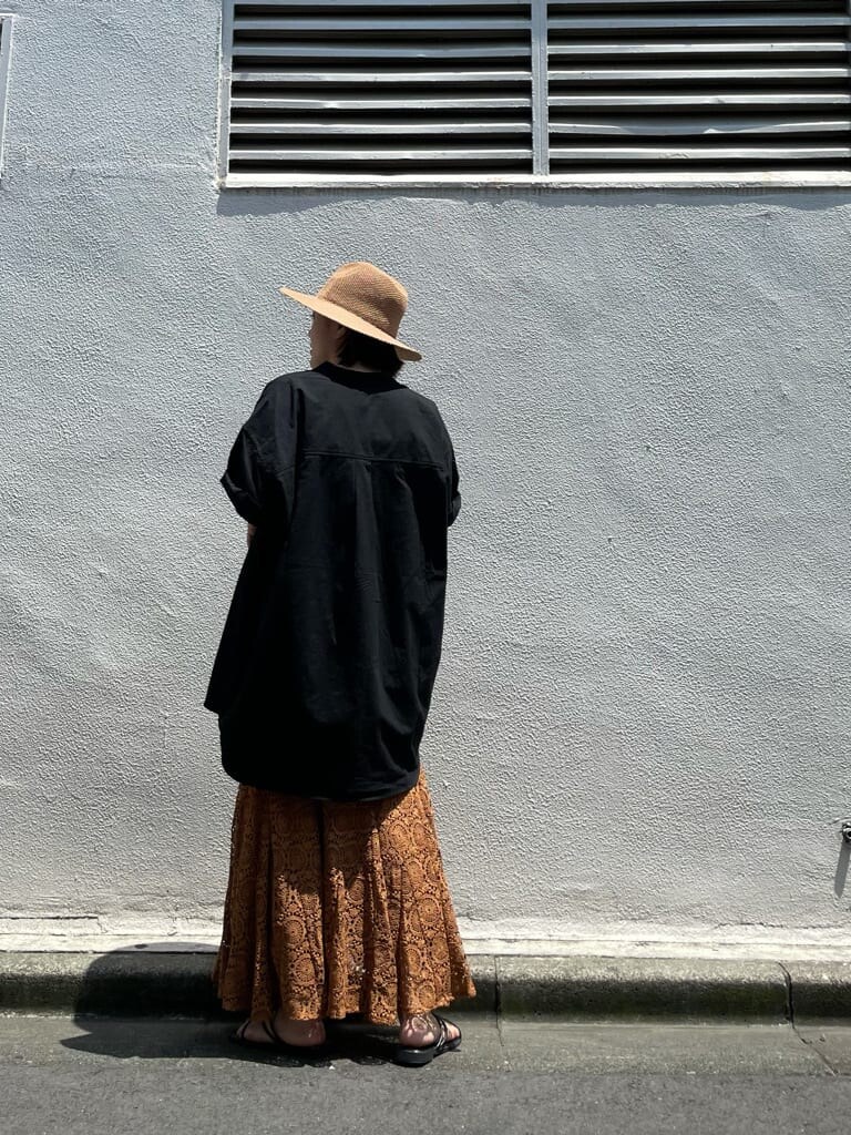 ブラック系のシャツ/ブラウス、ブラウン系のスカート、ホワイト系のリングを着用したレディースの夏コーディネートの3枚目の写真