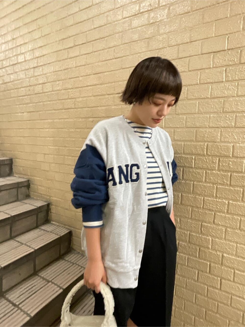 ブルー系のカーディガン/ボレロ、ブラック系のその他パンツを着用したレディースの秋コーディネートの4枚目の写真