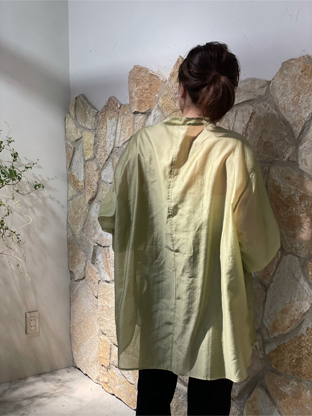 ベージュ系のシャツ/ブラウス、ブラック系のその他シューズ、ブラック系のその他パンツを着用したレディースの夏コーディネートの5枚目の写真