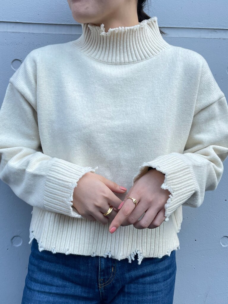 ブルー系のデニムパンツ、ベージュ系のダウンジャケット/コートを着用したレディースの冬コーディネートの4枚目の写真