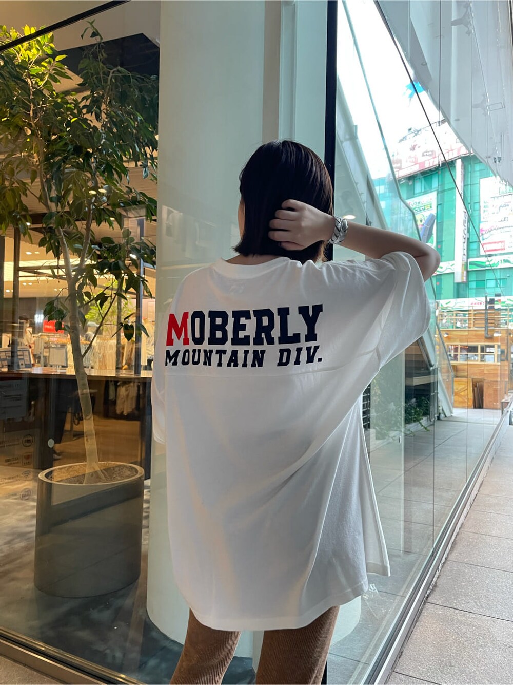 ブラウン系のその他パンツ、ホワイト系のTシャツ/カットソーを着用したレディースの夏コーディネートの5枚目の写真
