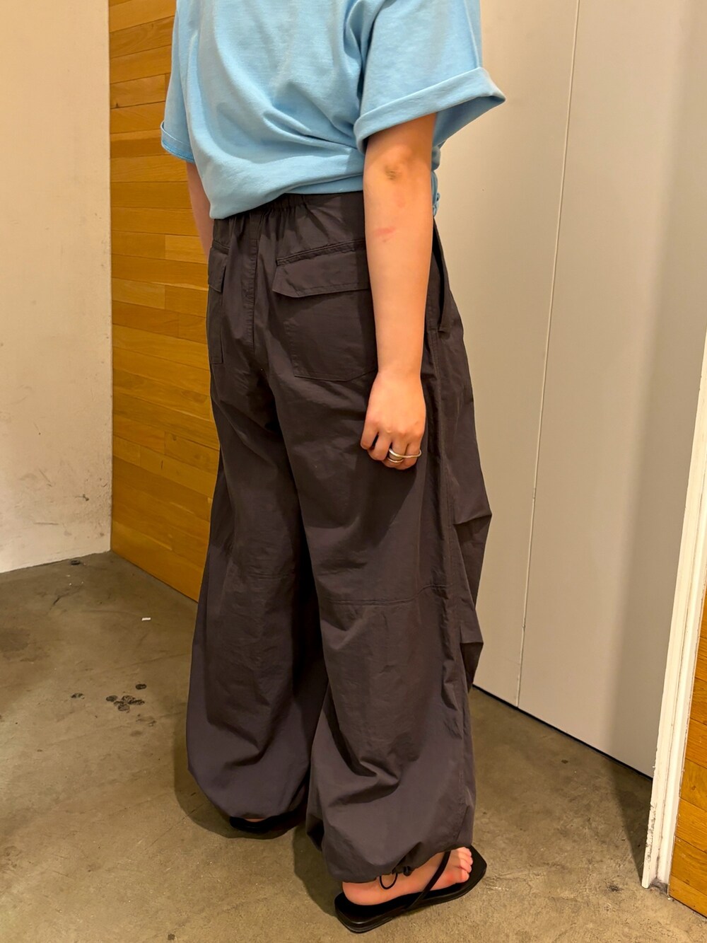 ブルー系のTシャツ/カットソー、グレー系のその他パンツ、ブラック系のサンダルを着用したレディースの春コーディネートの5枚目の写真