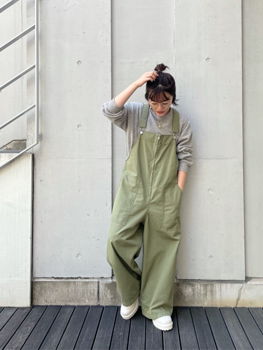 ホワイト系のブルゾン、ベージュ系のつなぎ/オールインワン、ホワイト系のブーツを着用したレディースの夏コーディネートの2枚目の写真