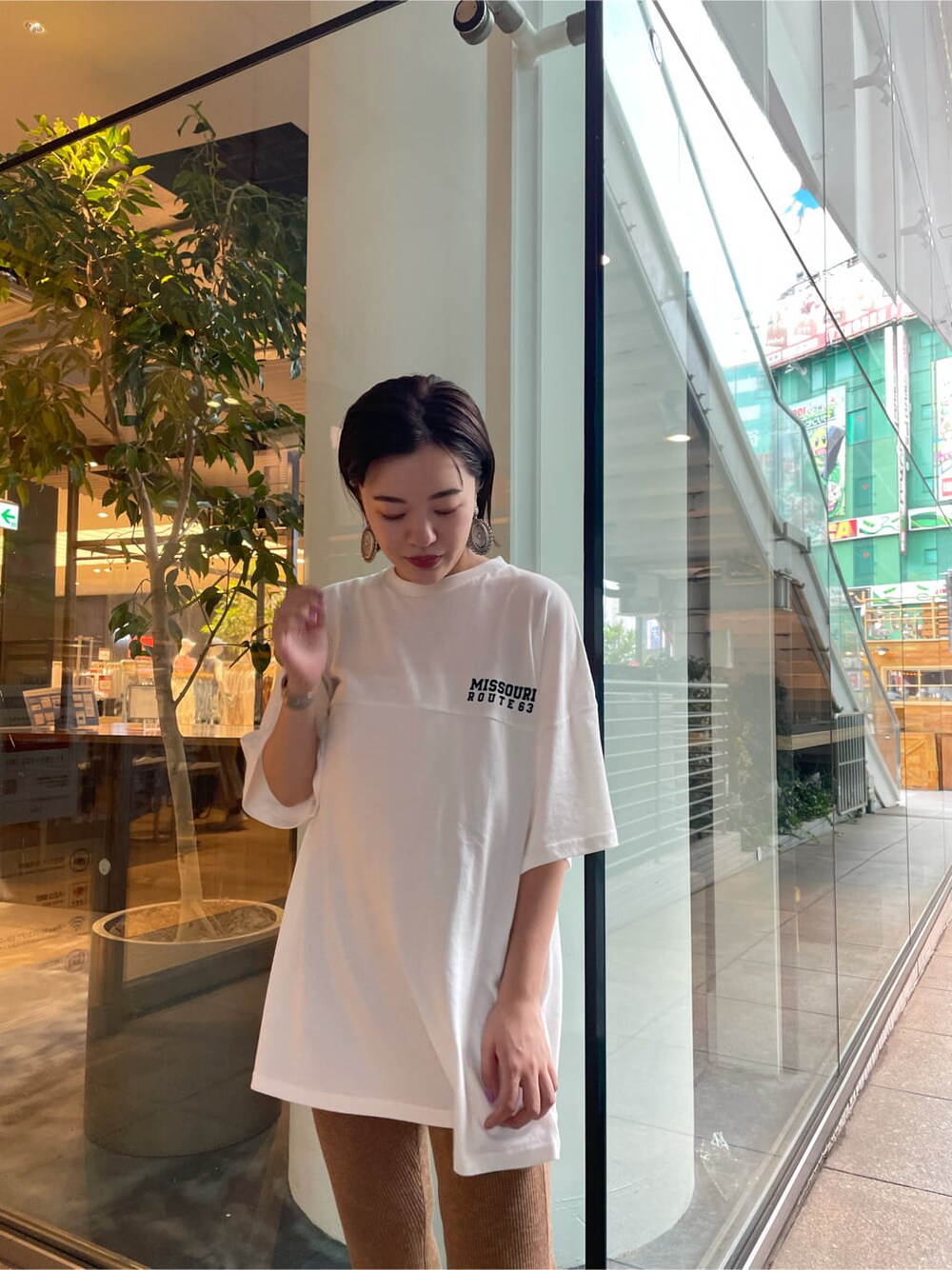 ブラウン系のその他パンツ、ホワイト系のTシャツ/カットソーを着用したレディースの夏コーディネートの4枚目の写真