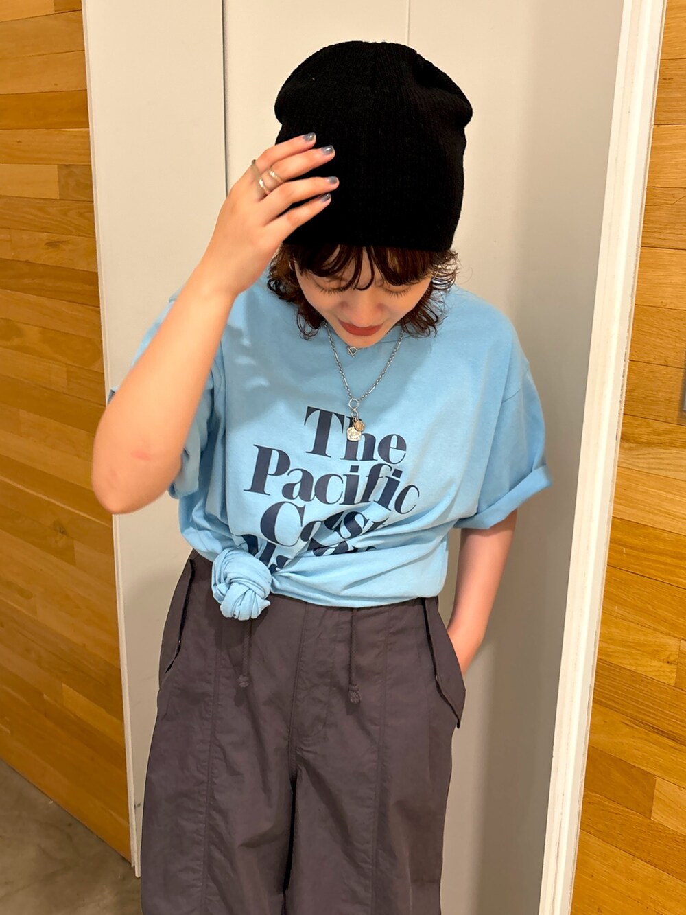 ブルー系のTシャツ/カットソー、グレー系のその他パンツ、ブラック系のサンダルを着用したレディースの春コーディネートの3枚目の写真