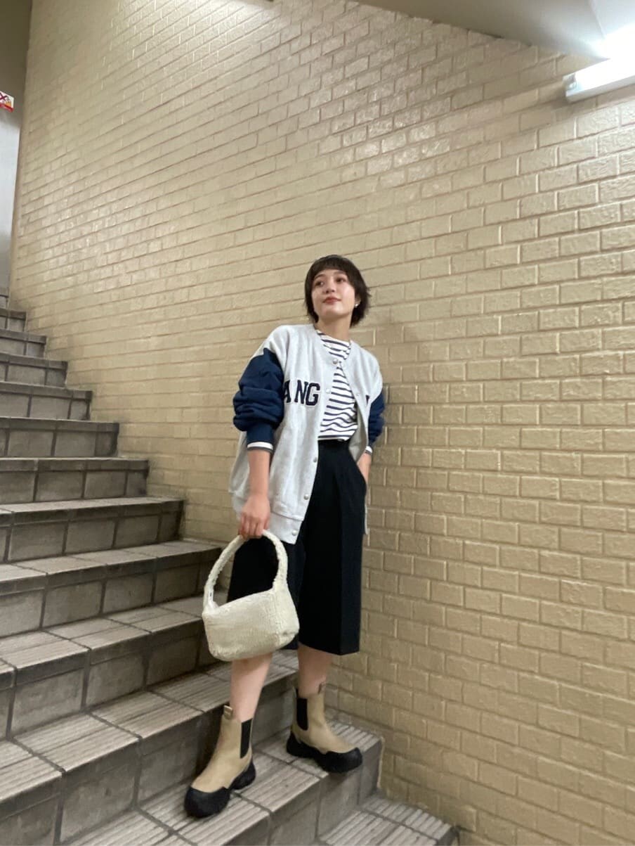 ブルー系のカーディガン/ボレロ、ブラック系のその他パンツを着用したレディースの秋コーディネートの3枚目の写真