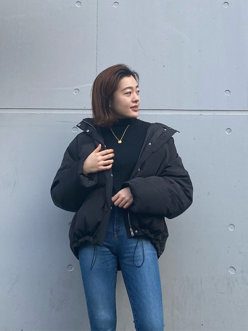 ブルー系のデニムパンツ、ブラック系のダウンジャケット/コートを着用したレディースの冬コーディネートの3枚目の写真