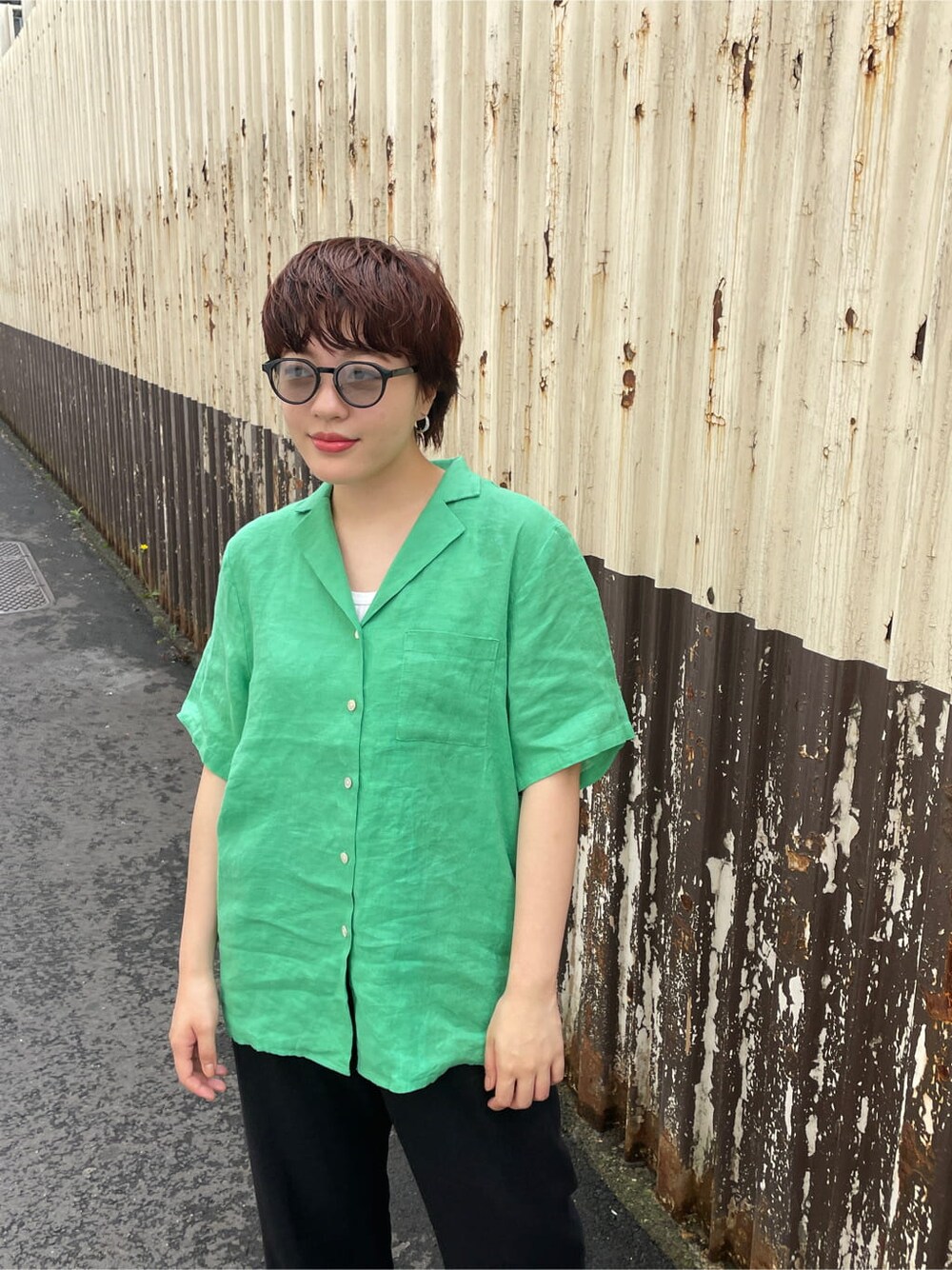 ブラック系のその他パンツ、グリーン系のシャツ/ブラウス、グレー系のサングラスを着用したレディースの春コーディネートの3枚目の写真