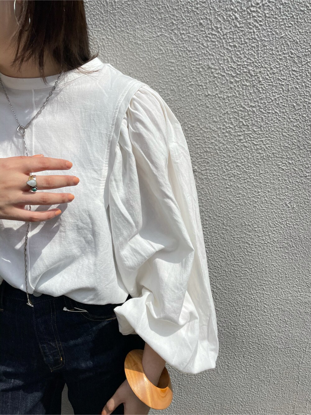 ホワイト系のシャツ/ブラウス、ブルー系のデニムパンツ、ベージュ系のバングル/リストバンドを着用したレディースの春コーディネートの9枚目の写真