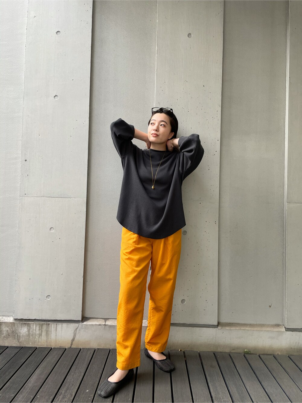 イエロー系のその他パンツ、グレー系のTシャツ/カットソー、ゴールド系のブレスレットを着用したレディースの春コーディネートの2枚目の写真