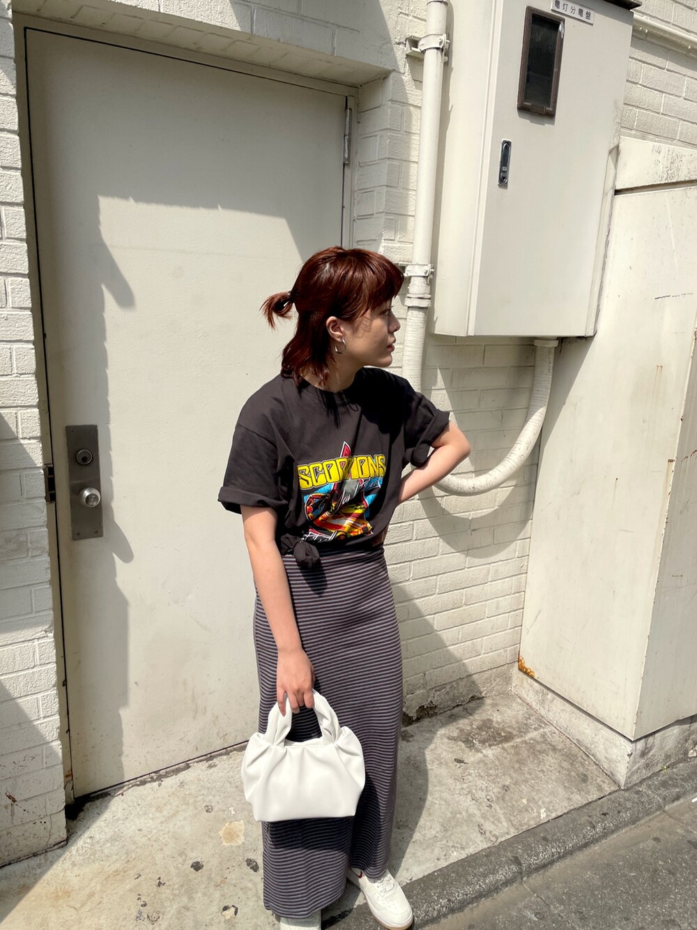 グレー系のTシャツ/カットソー、ブルー系のワンピースを着用したレディースの春コーディネートの3枚目の写真