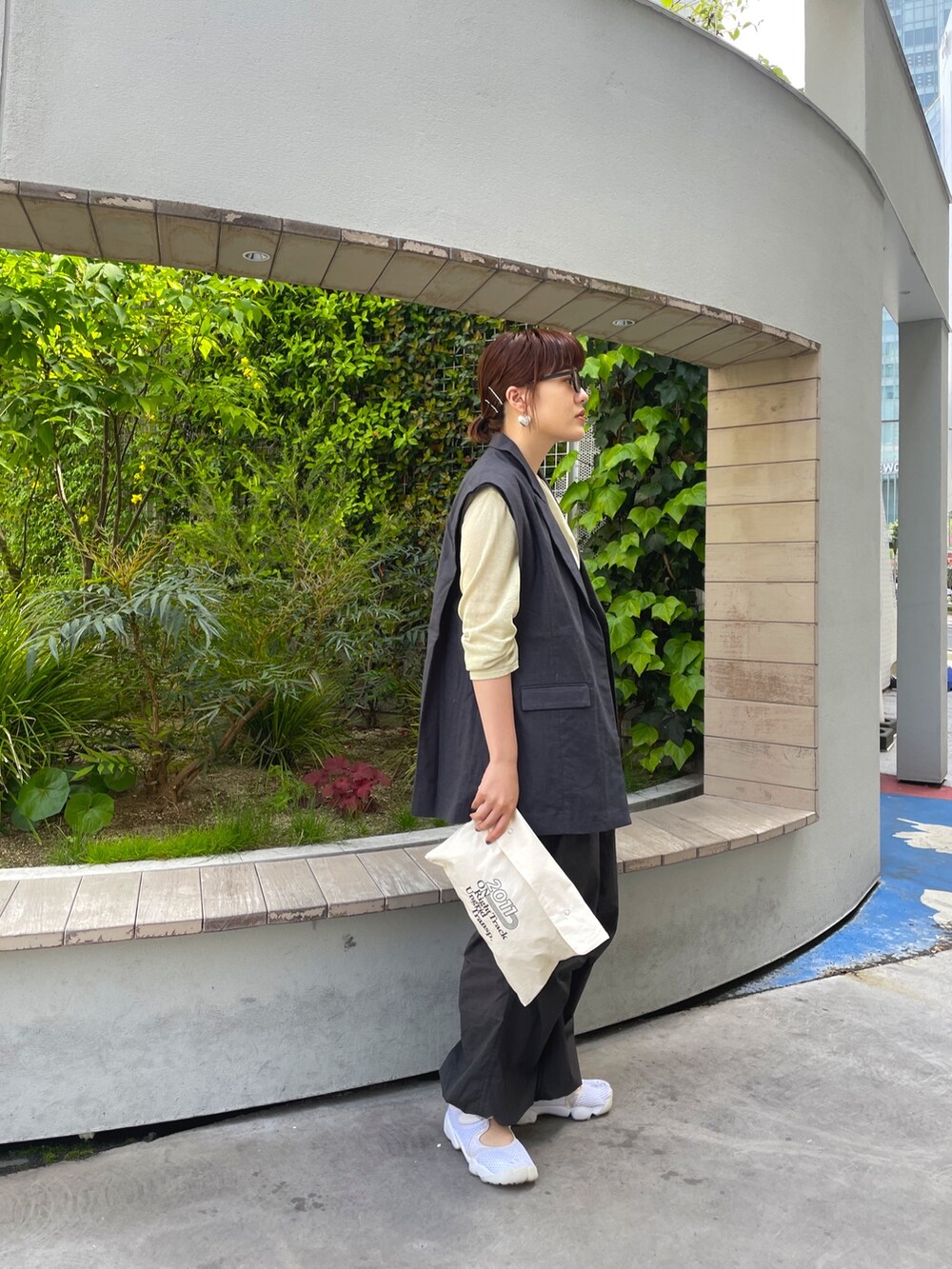 グレー系のテーラードジャケットを着用したレディースの春コーディネートの6枚目の写真